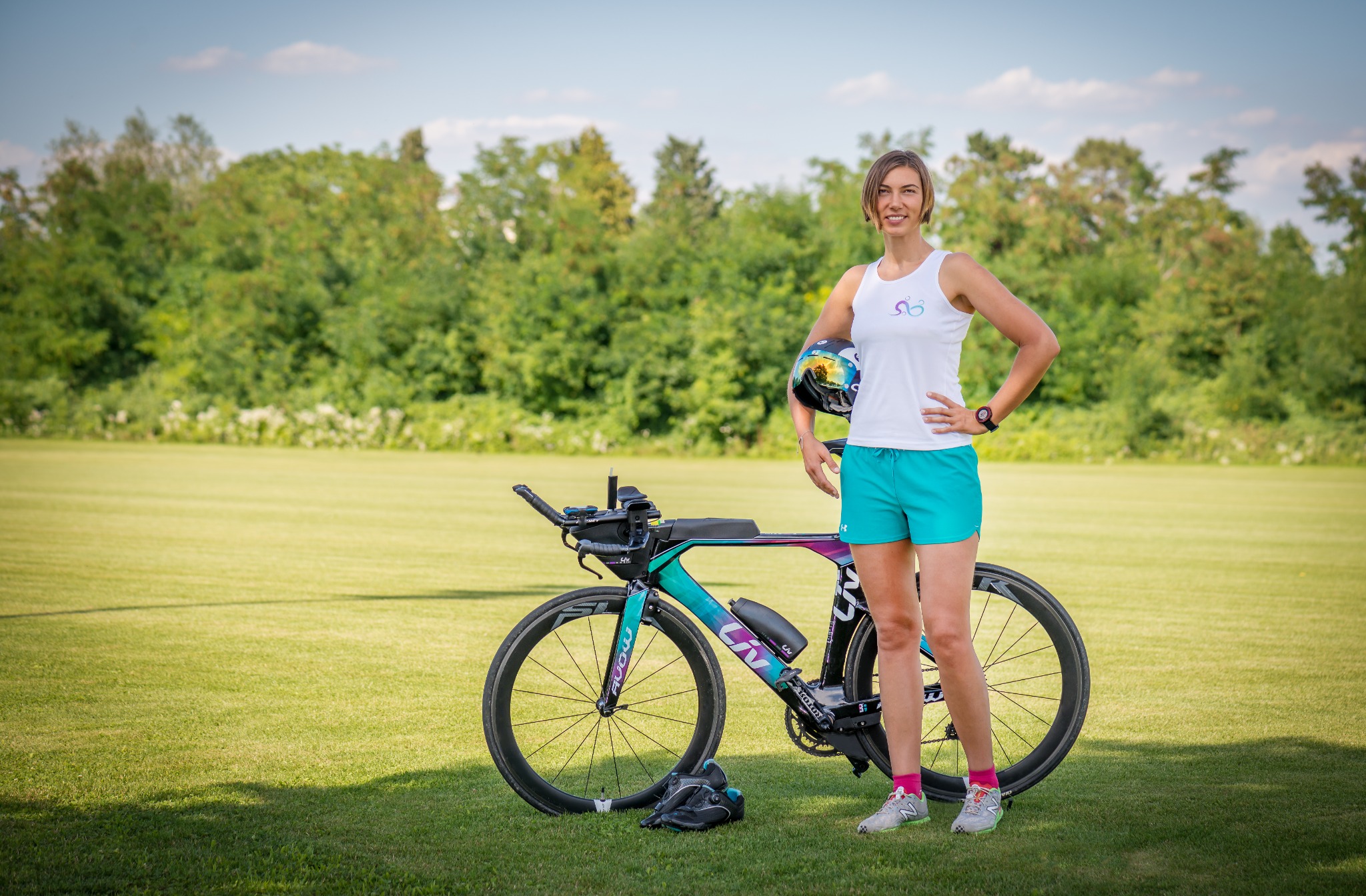 Sandra Ohler mit Triathlonrad und Radhelm
