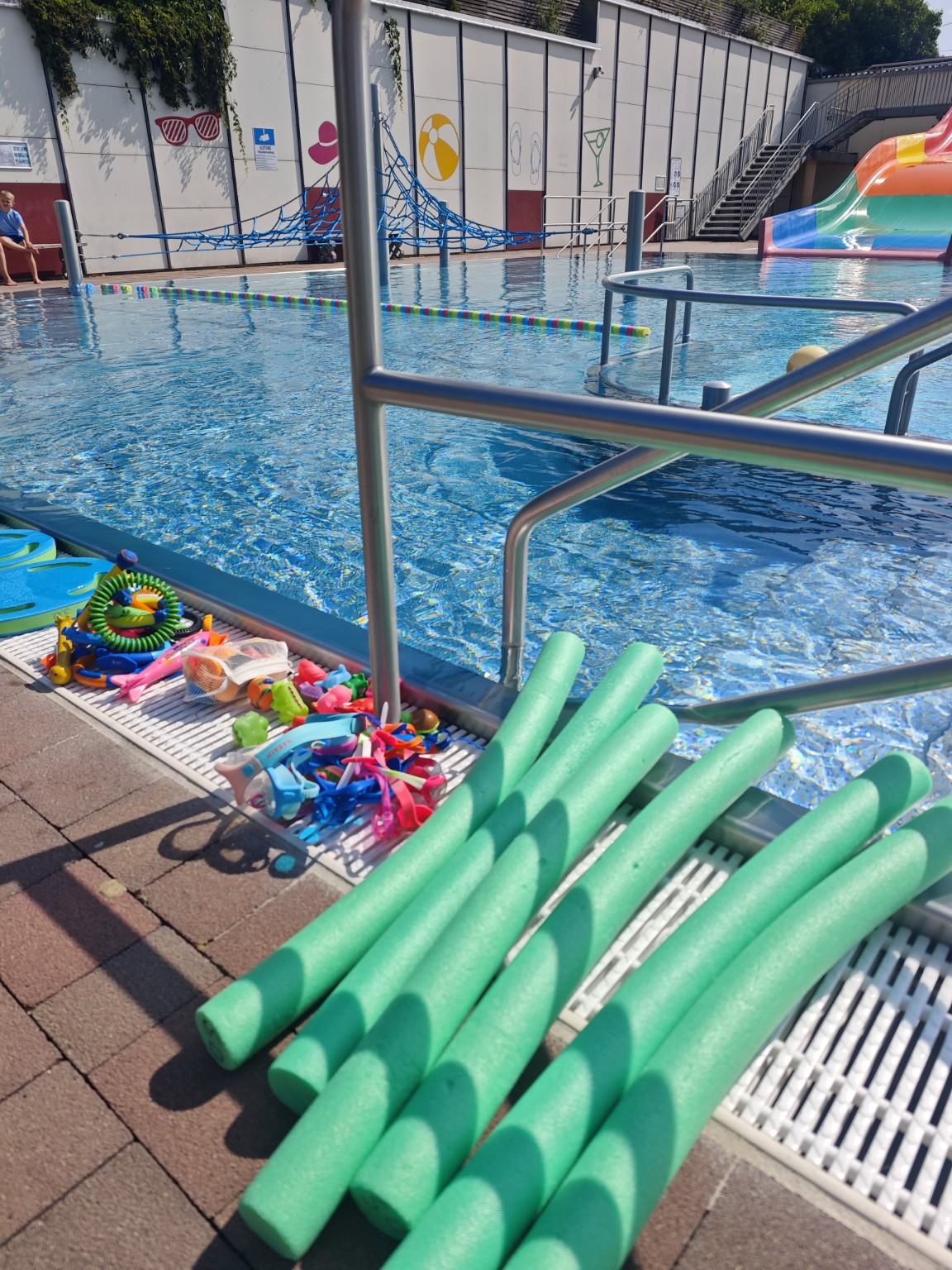 Vorbereitetes Schwimmbecken mit Übungsmaterial für einen Kinderkurs