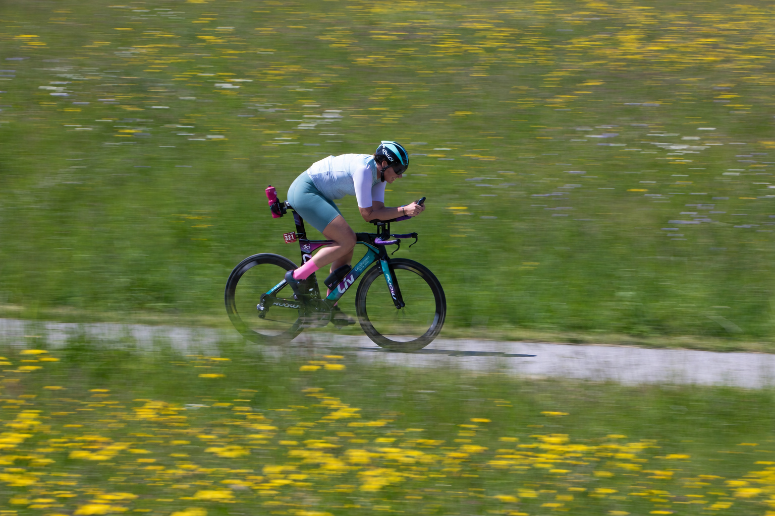 Sandra Ohler beim Zeitfahren mit dem Triathlonrad